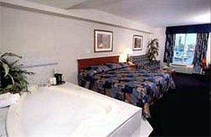 Suite with heart jacuzzi